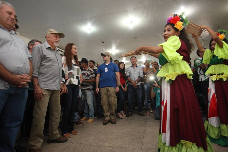 O município de Itaituba, localizado a cerca de 1,3 mil quilômetros de Belém, no sudoeste do Pará, recebeu agenda do Governo do Estado nesta terça-feira (3). O governador Simão Jatene (foto) visita uma série de obras no município, entre elas a da escola com 12 salas de aula que está sendo construída no distrito de Miritituba e do Hospital Regional Público do Tapajós. A comitiva governamental fará inspeção ainda nas obras do novo sistema de abastecimento e tratamento de água da Companhia de Saneamento do Pará (Cosanpa).
FOTO: MARCELO LELIS / AG. PARÁ
DATA: 03.07.2018
ITAITUBA - PARÁ <div class='credito_fotos'>Foto: Marcelo Lelis / Ag. Pará | <a href='/midias/2018/originais/1e1afdcd-0528-4437-8d76-0414475b9415.jpg' download><i class='fa-solid fa-download'></i> Download</a></div>