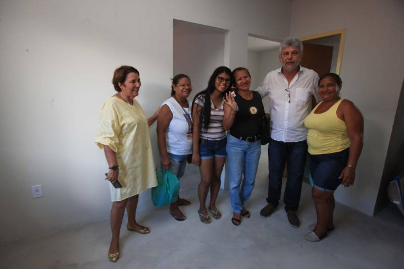 A Cohab entregou hoje(07) mais 30 unidades habitacionais do Projeto Taboquinha, em Icoaraci, que contempla a construção de moradias e infraestrutura urbana, incluindo a recuperação ambiental em torno do Igarapé Tabocão, propiciando a retomada das atividades dos pescadores da área. O projeto prevê ainda a entrega de mais 20 unidades habitacionais, o que deverá ocorrer em 2019. Seu Luís França, de 85 anos, foi um dos primeiros a chegar para a entrega das unidades habitacionais do Taboquinha. Ele ficou emocionado ao receber as chaves de sua nova casa. "Hoje é um dia de alegria pra mim, agradeço a todos que trabalharam nesse projeto, pra dar essa casa para nós", disse o idoso que irá morar com a filha no novo endereço.

FOTO: SIDNEY OLIVEIRA / AG. PARÁ
DATA: 07.12.2018
ICOARACI - PARÁ <div class='credito_fotos'>Foto: Sidney Oliveira/Ag. Pará   |   <a href='/midias/2018/originais/1e1d8574-e847-4b9a-aafe-0a7147926859.jpg' download><i class='fa-solid fa-download'></i> Download</a></div>