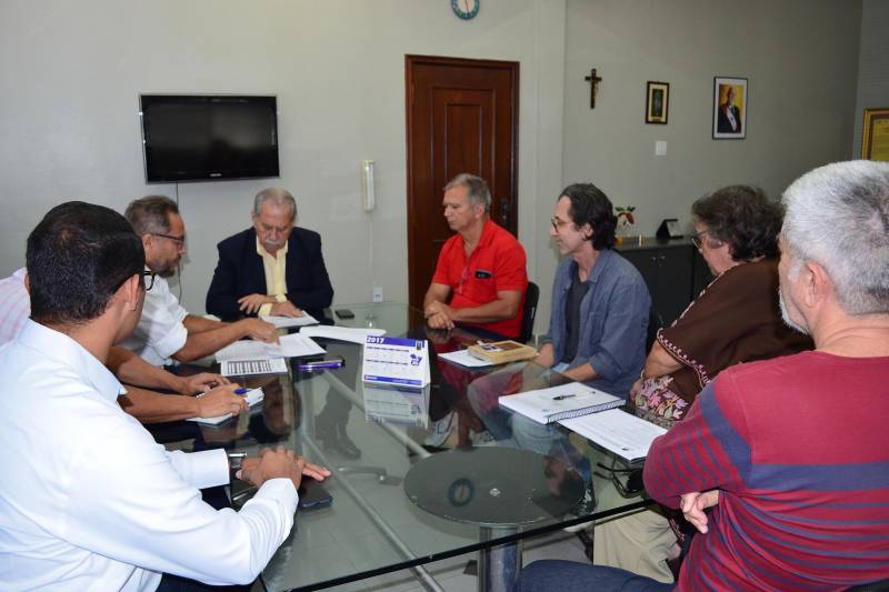 Em reunião extraordinária (foto) nesta terça-feira, 26, os membros do Conselho Técnico Administrativo da Empresa de Assistência Técnica e Extensão Rural (Emater), do Pará, deram posse ao novo presidente, Daniel Lopes, e ao diretor administrativo, José Cezário Souza, da empresa. A reunião ocorreu na sede da Secretaria de Estado de Desenvolvimento Agropecuário e da Pesca (Sedap), em Belém, e foi a primeira presidida pelo Secretário de Desenvolvimento Agropecuário e da Pesca, João Carlos Ramos. O Conselho é composto por representantes do setor público e da sociedade civil. Os nomes dos novos dirigentes da Emater foram aprovados por unanimidade pelos membros do Conselho. Após a posse, Daniel Lopes fez questão de agradecer pela confiança depositada e se colocou à disposição para, em parceria, trabalhar para concretizar ações voltadas à modernização e ampliação da produção agrícola local, principalmente a dos pequenos produtores e dos produtores familiares.
FOTO: ASCOM / SEDAP
DATA: 26.06.2018
BELÉM - PARÁ <div class='credito_fotos'>Foto: Ascom Sedap | <a href='/midias/2018/originais/1e21b64e-c4b9-4417-bbf6-28119a58aa07.jpg' download><i class='fa-solid fa-download'></i> Download</a></div>