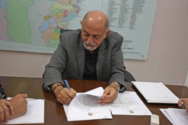 O governo do Pará e o Banco da Amazônia assinaram nesta quarta-feira, 25, um Protocolo de Intenções para união de esforços e atuação compartilhada para o desenvolvimento sustentável do Estado. A assinatura do documento aconteceu no Palácio dos Despachos, com a presença do governador Simão Jatene, do presidente do Banco da Amazônia, Valdecir Tose, do superintendente regional do banco no Pará, Luiz Lourenço Neto, e do secretário de estado de Desenvolvimento Econômico, Mineração e Energia, Eduardo Leão. O documento reforça a parceria existente entre as instituições, prevendo a realização de ações integradas, alinhadas aos Planos de Aplicação de Recursos do Fundo Constitucional de Financiamento do Norte (FNO) e de Aplicação dos Recursos Financeiros do Estado para 2018. “Queremos também mobilizar e integrar as classes produtoras e demais parceiros institucionais para aplicação dos recursos de fomento, em apoio ao desenvolvimento dos setores produtivos do Pará, em bases mais sustentáveis”, disse Valdecir Tose, presidente do Banco da Amazônia.
FOTO: ANTÔNIO SILVA / AG. PARÁ
DATA: 25.04.2018
BELÉM - PARÁ <div class='credito_fotos'>Foto: Antônio Silva/Ag. Pará | <a href='/midias/2018/originais/1e2e923f-4bb1-4c19-aebc-614fc86a70ac.jpg' download><i class='fa-solid fa-download'></i> Download</a></div>