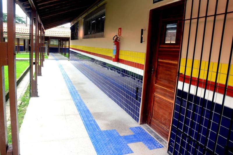 A Escola de Ensino Fundamental e Médio Raimundo Vera Cruz, localizada às margens da BR-316, no município de Ananindeua (Região Metropolitana de Belém), recebeu nesta quarta-feira (19) alunos, coordenadores, professores e toda a equipe responsável pela obra de reforma, e agora integra o grupo de mais 11 estabelecimentos de ensino entregues somente em dezembro no Pará. O prédio tem vários anexos, e todos passaram por total reestruturação. Com 12 salas de aula, a escola dispõe ainda de laboratório de informática e laboratório multidisciplinar, além de sala de atendimento especializado, auditório, quadra poliesportiva e um amplo e climatizado refeitório. Tudo dentro dos padrões de acessibilidade.

FOTO: RAI PONTES / ASCOM SEDUC
DATA: 19.12.2018
ANANINDEUA - PARÁ <div class='credito_fotos'>Foto: Rai Pontes/Ascom Seduc   |   <a href='/midias/2018/originais/1e348bfe-52b2-48e6-b5e2-0aeaf2e16e02.jpg' download><i class='fa-solid fa-download'></i> Download</a></div>