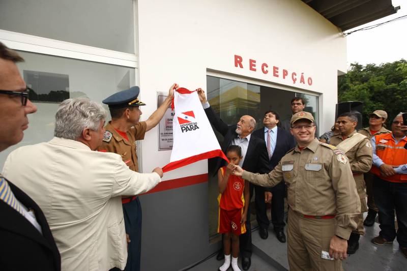Na mesma cerimônia que entregou as viaturas para serviços de vistoria, o governador Simão Jatene fez uma visita técnica às instalações da nova Policlínica ao Corpo de Bombeiros Militar do Estado. Um prédio no Quartel do Comando Geral da corporação foi reformado e adaptado para receber a Policlínica, que oferta assistência médico-odontológico, psicológico e de primeiros socorros aos bombeiros militares e seus dependentes.
FOTO: IGOR BRANDÃO / AG. PARÁ
DATA: 15.03.2018
BELÉM - PARÁ <div class='credito_fotos'>Foto: IGOR BRANDÃO / AG. PARÁ | <a href='/midias/2018/originais/1e3962f8-c52c-4c23-91a4-82591faa0bbf.jpg' download><i class='fa-solid fa-download'></i> Download</a></div>
