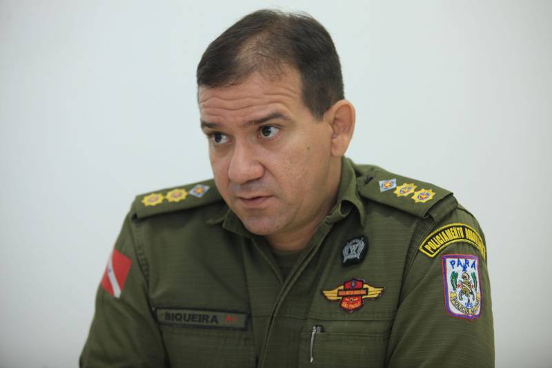 Cerca de 2.400 policiais militares que estão em processo de formação por meio dos Cursos de Formação de Praças (CFP), de Oficiais (CFO), de Habilitação de Oficiais (CHO) e de Adaptação de Oficiais (CHO). Os alunos do Curso de Formação de Praças da PMPA ingressarão no serviço externo ao final do 2º módulo da formação, previsto para abril. Na foto, o Comandante do Centro de Formação e Aperfeiçoamento de Praças, tenente-coronel Marcelo de Siqueira.
FOTO: MÁCIO FERREIRA / AG. PARÁ
DATA: 15.02.2018
BELÉM - PARÁ <div class='credito_fotos'>Foto: MÁCIO FERREIRA/ AG. PARÁ | <a href='/midias/2018/originais/1e3a00cb-84bc-4af2-b180-80ca4985108a.jpg' download><i class='fa-solid fa-download'></i> Download</a></div>