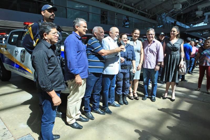 Com a entrega de mais 359 veículos, somente esta semana, o Governo do Pará reforçou a atuação da área de segurança pública em todo o Estado. Todos os veículos auxiliarão no combate a criminalidade e a manutenção da segurança em todo o território paraense. Boa parte desses veículos foi destinada diretamente para as guardas municipais, numa ação integrada com as Prefeituras, por meio da Secretaria de Segurança Pública e Defesa Social (Segup) com articulação da Secretaria de Municípios Sustentáveis, que define em conjunto com os municípios, a agenda de prioridades. A última etapa da entrega ocorreu nesta quinta-feira (5), no Hangar – Centro de Convenções da Amazônia. Na foto, o governador Simão Jatene(blazer azul) participou da entrega dos equipamentos.
FOTO: RODOLFO OLIVEIRA / AG. PARÁ
DATA: 05.07.2018
BELÉM - PARÁ <div class='credito_fotos'>Foto: Rodolfo Oliveira/Ag. Pará | <a href='/midias/2018/originais/1e3bc38c-f8ff-4839-a0f3-836036fd333a.jpg' download><i class='fa-solid fa-download'></i> Download</a></div>