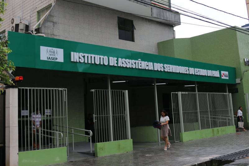 A partir de segunda-feira, 26, o Instituto de Assistência dos Servidores do Estado do Pará (Iasep) reúne todos os serviços da autarquia em sua nova sede administrativa, localizada na avenida Gentil Bittencourt, 2.175, em Belém. A mudança garante maior economia e agilidade na tramitação dos processos administrativos e busca tornar mais confortável o atendimento ao servidor público. "A centralização dos serviços vai facilitar sobretudo a vida do segurado, que não vai precisar ir antes no prédio da Dom Romualdo para depois vir à Gentil resolver questões de assistência", afirma Armando Marques, 64 anos, servidor do setor de Gestão de Pessoas do Iasep.
FOTO: ASCOM / IASEP
DATA: 24.02.2018
BELÉM - PARÁ <div class='credito_fotos'>Foto: ASCOM IASEP | <a href='/midias/2018/originais/1e451a32-ea82-47ef-8226-55d65bdf1914.jpg' download><i class='fa-solid fa-download'></i> Download</a></div>