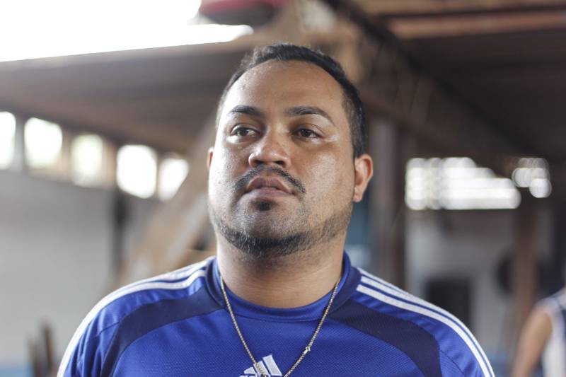 Uma marcenaria instalada no Centro de Recuperação do Coqueiro (CRC), em Belém, é mais uma das oportunidades de qualificação da mão de obra carcerária no Pará. O projeto, iniciado há 15 anos, já profissionalizou mais de 100 internos do regime fechado custodiados na unidade prisional pela Superintendência do Sistema Penitenciário do Estado (Susipe). Atualmente, 11 internos fazem parte do grupo que trabalha na confecção de móveis em madeira MDF. Pelo trabalho, os detentos recebem remuneração de 3/4 do salário mínimo, conforme determina a Lei de Execução Penal brasileira, além da remição de pena e a oportunidade de se profissionalizar para o mercado de trabalho. Na foto, Francisco Junior, 30 anos, que trabalha na marcenaria há dois anos.
FOTO: AKIRA ONUMA / ASCOM SUSIPE
DATA: 14.05.2018
BELÉM - PARÁ <div class='credito_fotos'>Foto: Akira Onuma / Ascom Susipe | <a href='/midias/2018/originais/1e47c086-edce-41fd-acfa-f2487fae711a.jpg' download><i class='fa-solid fa-download'></i> Download</a></div>