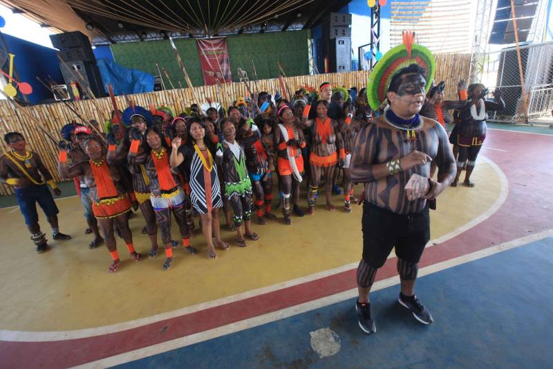 Uma caminhada pelas principais ruas de São Félix do Xingu foi o ponto alto da programação da Semana dos Povos Indígenas nesta quarta-feira (18). Os índios se concentraram em frente à Secretaria Municipal de Cultura, entoando cantos de guerra e dançando na luta por direitos. Uma das principais reivindicações é a retomada de territórios e a gestão ambiental dessas áreas. Durante a passeata, caciques se revezavam proferindo palavras de ordem, enquanto todos seguiam em cadência rumo à Praça do Triângulo, onde ocorre grande parte das atividades. A passeata foi também um protesto contra a exoneração de Franklimberg Ribeiro de Freitas da presidência da Fundação Nacional do Índio (Funai). Ele teria sido demitido pelo presidente Michel Temer a pedido de deputados da bancada ruralista, em Brasília. Na foto, Mydjere Kayapó.
FOTO: RODOLFO OLIVEIRA / AG. PARÁ
DATA: 18.04.2018
SÃO FÉLIX DO XINGU - PARÁ <div class='credito_fotos'>Foto: Rodolfo Oliveira/Ag. Pará | <a href='/midias/2018/originais/1e56ff8b-0cca-4064-b5cc-1cdbb70a8912.jpg' download><i class='fa-solid fa-download'></i> Download</a></div>