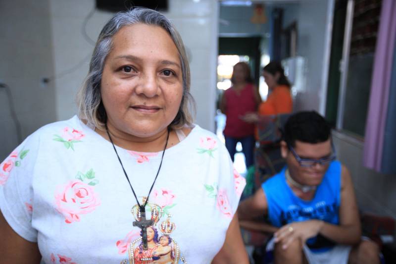 Junto com a Classe Hospitalar, existe também o projeto Atendimento Domiciliar que, hoje, atende 13 pacientes que se encontram em tratamento em casa. Um dos maiores orgulhos da equipe de educadores da Seduc é Breno Santiago, de 21 anos. Aos dois anos, Breno teve uma infecção na medula e chegou a ser desenganado pelos médicos, mas resistiu e mesmo com comprometimentos na parte física e na fala, teve sua capacidade cognitiva preservada. Ele aprendeu a ler e a escrever com uma equipe de oito professores do Atendimento Domiciliar, e hoje se prepara para fazer a segunda prova do Exame Nacional de Ensino Médio (Enem), que acontece no próximo domingo (11). Na foto, a mãe de Breno, a dona de casa Maria de Nazaré Santiago, 49 anos.
FOTO: MÁCIO FERREIRA / AG. PARÁ
DATA: 08.11.2018
BELÉM - PARÁ <div class='credito_fotos'>Foto: MÁCIO FERREIRA/ AG. PARÁ | <a href='/midias/2018/originais/1e5718c2-c187-4df9-910e-949bdcc946bc.jpg' download><i class='fa-solid fa-download'></i> Download</a></div>