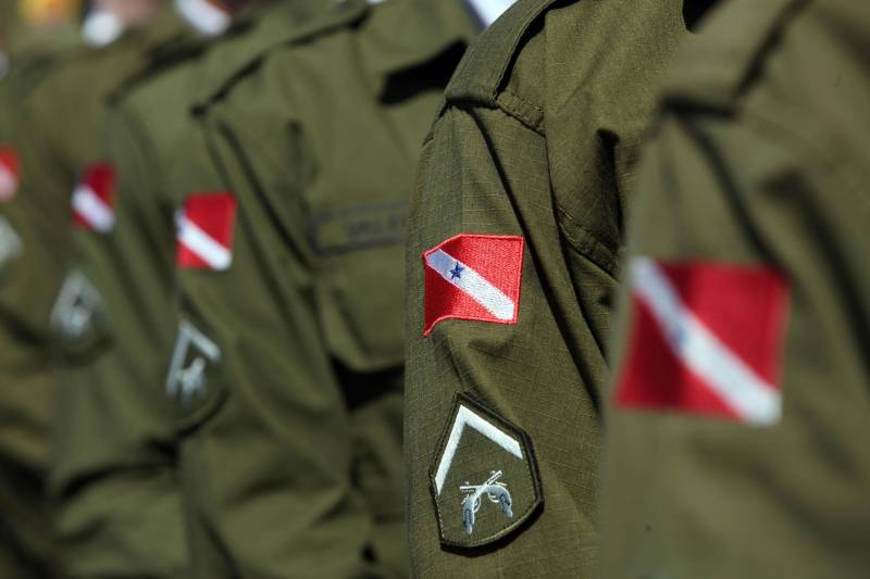 A cerimônia de formatura dos novos praças da Polícia Militar ocorreu na manhã desta segunda-feira (9), simultaneamente, em Belém e outros seis municípios paraenses: Santa Izabel, Castanhal, Barcarena, Capanema, Bragança e Tucuruí. Em Parauapebas, Marabá, Breves, Soure e Conceição do Araguaia, a formatura será celebrada na quinta-feira, dia 12. Na sexta-feira, dia 13, é a vez de Santarém, Altamira, Paragominas e Itaituba. O governador Simão Jatene presidiu a cerimônia de formatura no Portal da Amazônia, bairro da Cidade Velha, em Belém. Milhares de familiares dos formandos lotaram o espaço para entregar aos novos policiais militares seus diplomas de conclusão de curso.
FOTO: SIDNEY OLIVEIRA / AG. PARÁ
DATA: 09.07.2018
BELÉM - PARÁ <div class='credito_fotos'>Foto: Sidney Oliveira/Ag. Pará | <a href='/midias/2018/originais/1e59813d-f975-4703-87db-cf153d2a43d3.jpg' download><i class='fa-solid fa-download'></i> Download</a></div>