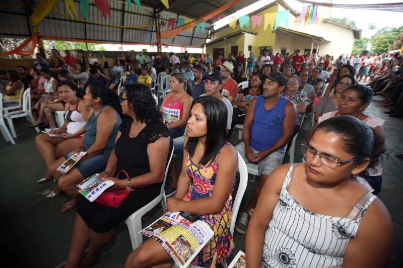 O município de São Francisco do Pará recebeu, neste sábado (30), uma ordem de serviço para o asfaltamento de 5 quilômetros de suas ruas, um investimento de quase R$ 2 milhões. A ação é uma realização do Governo do Estado, por meio da Secretaria de Estado de Desenvolvimento Urbano e Obras Públicas (Sedop), e tem a parceria da Assembleia Legislativa do Estado (Alepa) e da prefeitura do município beneficiado. O evento de entrega ocorreu de 18h às 20h, no Centro de Referência e Assistência Social (Cras) da cidade. A iniciativa faz parte de uma ação maior, já realizada em Viseu, Augusto Corrêa, Tracuateua, Bonito, Floresta do Araguaia, Curionópolis, São João da Ponta, Curuçá, Terra Alta, Sapucaia, Redenção, Capanema, Bragança, São Domingos do Capim e outros municípios. Nos 14 municípios citados, foram destinados mais de R$ 42 milhões para a pavimentação asfáltica em cerca de 95 quilômetros.
FOTO: SIDNEY OLIVEIRA / AG. PARÁ
DATA: 30.06.2018
SÃO FRANCISCO - PARÁ <div class='credito_fotos'>Foto: Sidney Oliveira/Ag. Pará | <a href='/midias/2018/originais/1e5eca9c-4335-4616-823d-80de05016714.jpg' download><i class='fa-solid fa-download'></i> Download</a></div>