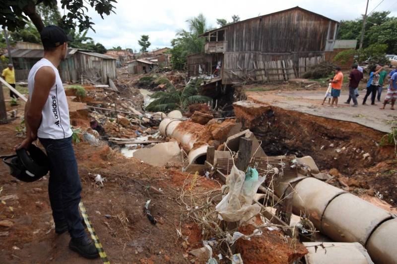 O Governador do Pará, Simão Jatene (foto), esteve durante esta sexta-feira (13) no município de Paragominas. Além de visitar as áreas afetadas pela enxurrada que ocorreu na madrugada da quinta-feira (12), ele conversou com moradores atingidos, reuniu com autoridades municipais, secretários de estado, com o Corpo de Bombeiros e a Defesa Civil para traçar as metas e ações a serem cumpridas para restabelecer a normalidade na cidade. A forte enxurrada, que durou toda a madrugada, alagou cerca de 40% da cidade e atingiu 350 famílias. Até o momento, 13 locais foram adequados para funcionar como abrigo, entre escolas, associações, ginásios, entre outros, para receber desabrigados e desalojados.

FOTO: SIDNEY OLIVEIRA / AG. PARÁ
DATA: 13.04.2018
PARAGOMINAS - PARÁ <div class='credito_fotos'>Foto: Sidney Oliveira/Ag. Pará   |   <a href='/midias/2018/originais/1e68a706-961e-471d-8bd0-e6c2da3ec950.jpg' download><i class='fa-solid fa-download'></i> Download</a></div>