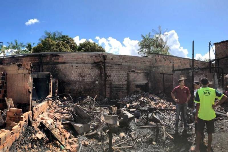 Equipes do Corpo de Bombeiros continuam o trabalho no local do incêndio que ocorreu nesta quinta-feira, 31, na passagem Serrão de Castro, próximo à avenida José Bonifácio, no bairro do Guamá, em Belém.
FOTO: NATÁLIA MELLO / SECOM
DATA: 01.06.2018
BELÉM - PARÁ <div class='credito_fotos'>Foto: NATÁLIA MELLO / SECOM | <a href='/midias/2018/originais/1e6f2d8e-6976-4afe-a118-ece4cc18c90a.jpg' download><i class='fa-solid fa-download'></i> Download</a></div>