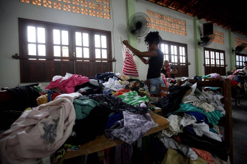 As famílias que ficaram desabrigadas em Paragominas, no sudeste paraense, após a forte enxurrada que atingiu o município na semana passada, começaram a receber nesta segunda-feira (16) o atendimento da Companhia de Habitação do Pará (Cohab). Técnicos do órgão chegaram à sede municipal e imediatamente iniciaram a visita a áreas afetadas e o cadastramento das famílias que tiveram suas casas atingidas.
FOTO: SIDNEY OLIVEIRA / AG. PARÁ
DATA: 16.04.2018
PARAGOMINAS - PARÁ <div class='credito_fotos'>Foto: Sidney Oliveira/Ag. Pará | <a href='/midias/2018/originais/1e6f479e-03f6-4d02-910c-e2fce8202acb.jpg' download><i class='fa-solid fa-download'></i> Download</a></div>
