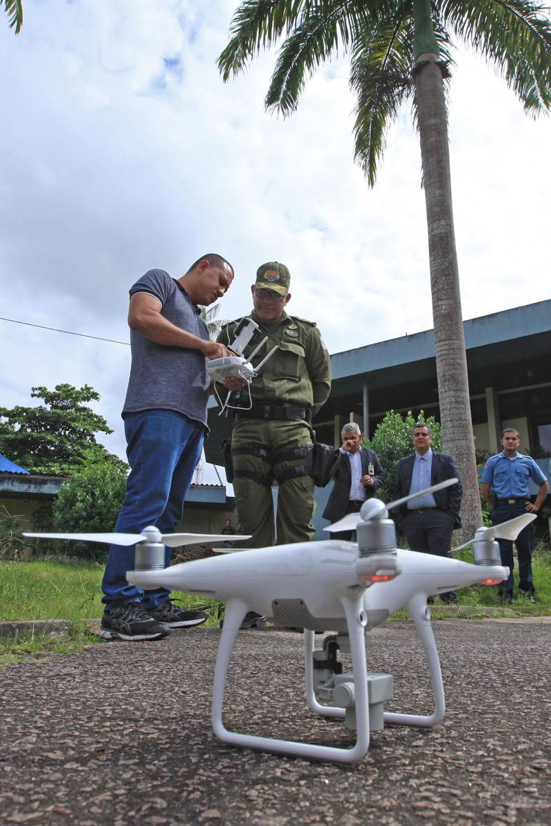 A Polícia Militar iniciou na manhã desta quarta-feira, 16, na sede do Comando Geral, em Icoaraci, o processo de habilitação ao 1º Curso de Operador de Aeronaves Remotamente Pilotadas (RPA - Remotely Piloted Aircraft), conhecidos popularmente como drones (foto), oferecido pela PM do Pará. Vinte candidatos participaram das avaliações psicológica e técnica. Na quinta-feira, 17, a previsão é de que os 23 inscritos sejam submetidos aos testes de aptidão. O resultado final das avaliações será divulgado até a próxima sexta-feira, 18. Os habilitados estarão credenciados a participar do curso previsto para o período de 21 a 25 deste mês. Na programação de hoje foram formados dois grupos, avaliados pela equipe do Centro Integrado de Psicologia e Assistência Social (Cipas). Em seguida os candidatos foram à parte prática, coordenado operacionalmente pelo cabo Antônio Donato, da Assessoria de Comunicação da PM.
FOTO: MÁCIO FERREIRA / AG. PARÁ
DATA: 16.05.2018
BELÉM - PARÁ <div class='credito_fotos'>Foto: MÁCIO FERREIRA/ AG. PARÁ | <a href='/midias/2018/originais/1e6fda22-8d5b-476e-ba87-e55e696ca9fa.jpg' download><i class='fa-solid fa-download'></i> Download</a></div>