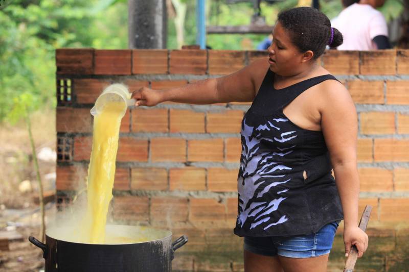 O dia começa cedo para a família do agricultor Adilson dos Santos, 33 anos. Produtores de mandioca da comunidade quilombola Boa Vista do Itá, de Santa Izabel do Pará, região metropolitana de Belém, eles são o retrato de uma tradição que vem se perpetuando por gerações e garantindo na mesa dos paraenses o produto que é a base alimentar do Estado. Do plantio ao beneficiamento, o lavrador herdou do pai a cultura que hoje é a principal fonte de renda da vila, onde vivem cerca de 50 famílias. No Pará, 96% da mandioca produzida vem da agricultura familiar. “Mandioca é pop, mandioca é tudo”, brinca Adilson. Ele está certo. Os produtos derivados da planta são diversos e ajudam a compor alguns dos pratos típicos mais conhecidos da região. Quase onipresente na mesa do paraense, a farinha é, muitas vezes, o alimento principal, nos sete dias da semana. Mas para chegar até as nossas casas, é preciso muito esforço e dedicação, aliado ao emprego de pesquisa e investimentos cada vez maiores do poder público. O conhecimento empírico do homem do campo hoje recebe o apoio de novas tecnologias e técnicas de plantio, que resultam em mais qualidade e produtividade.
FOTO: MÁCIO FERREIRA / AG PARÁ
DATA: 25.02.2018
SANTA IZABEL DO PARÁ
<div class='credito_fotos'>Foto: MÁCIO FERREIRA/ AG. PARÁ | <a href='/midias/2018/originais/1e71f2a7-c9eb-4c25-8b00-076660e3e5a1.jpg' download><i class='fa-solid fa-download'></i> Download</a></div>