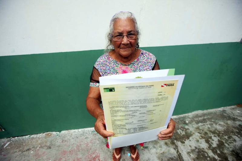 O governo do Pará dá seguimento às ações de reconhecimento de propriedade de terras em todas as regiões do Estado com a entrega, na manhã desta sexta-feira (16), de 124 títulos para pequenos produtores rurais do município de Bujaru, no nordeste paraense. A cerimônia, realizada no Sindicato de Produtores Rurais do município, foi conduzida pelo governador Simão Jatene e contou com a presença de secretários de Estado, parlamentares, prefeitos e autoridades da região. Os documentos expedidos pelo Instituto de Terras do Pará (Iterpa) vão atender famílias que residem em 15 comunidades do município, entre elas a Jutai, Igarapezinho, Jabatiteua, Guajará-Miri, Guajará-Açu, Ramal do Puxador, Ramal do Caiti, Santa Maria, São Luiz, Cajuíra, entre outras localizadas ao longo da Rodovia PA-140, totalizando mais de 6 mil hectares de áreas tituladas. Na foto, dona Maria Benedita dos Reis Carmo, 78 anos. Natural de São Miguel do Guamá, mudou para Bujaru aos 12 anos e cresceu trabalhando com agricultura familiar.
FOTO: THIAGO GOMES / AG PARÁ
DATA: 16.02.2018
BUJARÚ - PARÁ <div class='credito_fotos'>Foto: Thiago Gomes /Ag. Pará | <a href='/midias/2018/originais/1e7621e2-fb59-48ec-ba8a-ac62d98a0bec.jpg' download><i class='fa-solid fa-download'></i> Download</a></div>