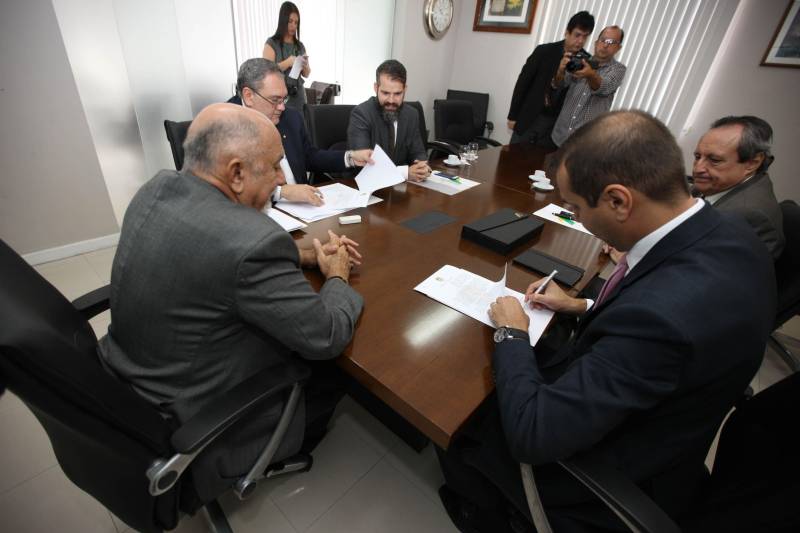 O governo do Pará e o Banco da Amazônia assinaram nesta quarta-feira, 25, um Protocolo de Intenções para união de esforços e atuação compartilhada para o desenvolvimento sustentável do Estado. A assinatura do documento aconteceu no Palácio dos Despachos, com a presença do governador Simão Jatene, do presidente do Banco da Amazônia, Valdecir Tose, do superintendente regional do banco no Pará, Luiz Lourenço Neto, e do secretário de estado de Desenvolvimento Econômico, Mineração e Energia, Eduardo Leão. O documento reforça a parceria existente entre as instituições, prevendo a realização de ações integradas, alinhadas aos Planos de Aplicação de Recursos do Fundo Constitucional de Financiamento do Norte (FNO) e de Aplicação dos Recursos Financeiros do Estado para 2018. “Queremos também mobilizar e integrar as classes produtoras e demais parceiros institucionais para aplicação dos recursos de fomento, em apoio ao desenvolvimento dos setores produtivos do Pará, em bases mais sustentáveis”, disse Valdecir Tose, presidente do Banco da Amazônia.
FOTO: ANTÔNIO SILVA / AG. PARÁ
DATA: 25.04.2018
BELÉM - PARÁ <div class='credito_fotos'>Foto: Antônio Silva/Ag. Pará | <a href='/midias/2018/originais/1e7be1d9-1dc2-4479-87fa-0ba973cb752a.jpg' download><i class='fa-solid fa-download'></i> Download</a></div>