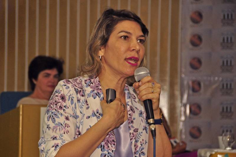 Uma roda de conversa no auditório da Santa Casa sobre Prevenção e Diagnóstico do Câncer de Colo do Útero marcou o início, nesta segunda-feira (12), da campanha Março Lilás. O evento tem como slogan “O Pará unido na Prevenção e Diagnóstico do Câncer de Colo do Útero” e integra a rede de assistência para o controle do câncer de colo do útero no Pará. Promovido pela Secretaria de Estado de Saúde Pública (Sespa), por meio do Núcleo de Apoio à Gestão na Atenção à Mulher no Controle do Câncer de Colo de Útero e Mama (Nagam), com o apoio do Comitê Estadual de Controle do Câncer do Colo do Útero e Mama, Regionais de Saúde e municípios paraenses, a iniciativa quer chamar a atenção das paraenses sobre a importância de fazer periodicamente o exame preventivo para detecção precoce desse tipo de câncer. Na foto, a médica ginecologista Valéria Pontes.
FOTO: JOSÉ PANTOJA / ASCOM SESPA
DATA: 12.03.2018
BELÉM - PARÁ <div class='credito_fotos'>Foto: José Pantoja / Ascom Sespa | <a href='/midias/2018/originais/1e7cf906-9f25-4d1a-8429-4e21e8c52480.jpg' download><i class='fa-solid fa-download'></i> Download</a></div>
