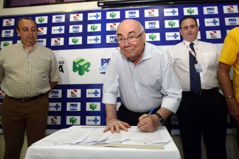 O Hospital Regional do Baixo Amazonas, em Santarém, vai se tornar o maior centro integrado de nefrologia do Norte do Brasil. Com a expansão do serviço de hemodiálise, autorizada pelo governador Simão Jatene neste sábado (10), a unidade, que já é referência nesse atendimento em todo o oeste do Pará, vai praticamente triplicar o número de máquinas e zerar a fila de pacientes na região. O investimento chega a R$ 10 milhões, em obras e equipamentos, e segue a política do governo do Estado de descentralizar a assistência de média e alta complexidade para o interior. “Vamos passar dos 200 pacientes que hoje atendemos mensalmente para 420, dobrando a capacidade de atendimento especializado. Serão cerca de 2,5 mil sessões a mais de hemodiálise por mês. Além disso, começaremos a fazer captação de rins de doadores falecidos, um novo serviço que se acopla aos transplantes que já fazemos no hospital. A ampliação, portanto, é a solução definitiva para o atendimento dessa demanda”, explicou o diretor geral do Hospital Regional de Santarém, Hebert Moreschi. Esta semana, informou, a unidade fez o 16º transplante de rim. Ao chegar ao hospital para assinar a ordem de serviço que autoriza o início das obras, Jatene viu o projeto de expansão e visitou o centro de hemodiálise, onde conheceu mais sobre o serviço e conversou com pacientes. “O ideal, é claro, seria que pudéssemos evitar, ainda na atenção básica, que pacientes diabéticos, por exemplo, se tornassem renais crônicos, mas como isso ainda não ocorre, existe esse serviço aqui para amenizar o sofrimento de quem precisa de uma máquina de hemodiálise para sobreviver”, afirmou o governador.
FOTO: THIAGO GOMES / AG PARÁ
10.03.2018
SANTARÉM - PARÁ <div class='credito_fotos'>Foto: Thiago Gomes /Ag. Pará | <a href='/midias/2018/originais/1e811c5d-606f-46bb-bc57-21e6bfbb73f8.jpg' download><i class='fa-solid fa-download'></i> Download</a></div>