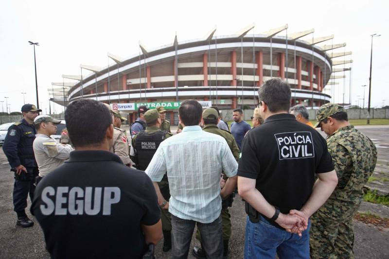 O jogo clássico entre Remo e Paysandu do próximo domingo, 01, pelo campeonato paraense de futebol terá uma ação de ordenamento por diversos órgãos ligados a segurança pública, municipal e estadual. A ação abrangerá a área ao entorno do Estádio Olímpico do Pará (foto). A Secretaria de Estado de Segurança Pública e Defesa Social (Segup) coordenará as ações. A operação denominada “Mangueirão” prevê a delimitação de atuação de vendedores ambulantes, proibição de veículos com sons automotivos ao redor do estádio, não permissão de barracas irregulares, seis pontos de bloqueios e dois para o ingresso de comerciantes e orientações. Haverá ainda delimitação de uma área de escape para o trânsito de veículos, caso ocorra alguma emergência.
FOTO: MARCELO LELIS / AG. PARÁ
DATA: 29.03.2018
BELÉM - PARÁ <div class='credito_fotos'>Foto: Marcelo Lelis / Ag. Pará | <a href='/midias/2018/originais/1e932420-fe49-4519-b889-37f961821a0c.jpg' download><i class='fa-solid fa-download'></i> Download</a></div>