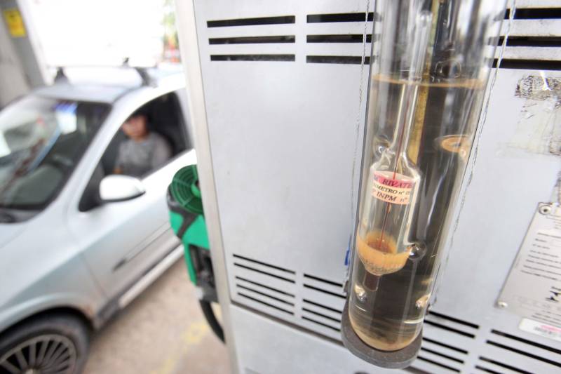 Fiscais da Proteção e Defesa do Consumidor (Procon) da Secretaria de Estado de Justiça e Direitos Humanos ( Sejudh) continuam nas ruas averiguando (foto) a comercialização nos postos de combustíveis da Região Metropolitana de Belém. Na manhã desta terça-feira (5), a atuação do Procon contou com o auxílio de dois fiscais da Agência Nacional do Petróleo, Gás Natural e Biocombustíveis (ANP) “ O objetivo dessa nossa fiscalização é verificar se o desconto de R$ 0,46 no preço do litro do diesel, determinado pelo Governo Federal, está sendo repassado em sua totalidade pelos postos revendedores de combustíveis”, disse o fiscal da ANP, Leônidas Vilhena.

FOTO: MARCELO LELIS / AG. PARÁ
DATA: 05.06.2018
BELÉM - PARÁ <div class='credito_fotos'>Foto: Marcelo Lelis / Ag. Pará   |   <a href='/midias/2018/originais/1e9d5012-a392-456f-b8a0-08d2073af7aa.jpg' download><i class='fa-solid fa-download'></i> Download</a></div>