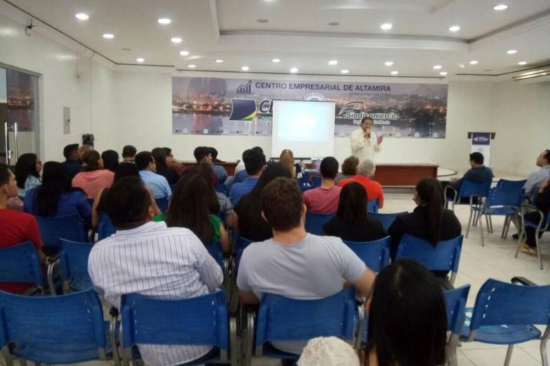 Mais de 150 pessoas (foto) participaram de reunião, nesta quinta-feira (1), na Associação Comercial de Altamira, para tratar das novidades da área tributária estadual. O evento, realizado pela Secretaria de Estado da Fazenda (Sefa), contou com a presença de empresários, produtores rurais e representantes da prefeitura. Durante a reunião, o público conheceu um pouco mais sobre alguns serviços disponibilizados no Portal da Sefa na internet, como o novo sistema de emissão da Nota Fiscal Avulsa eletrônica (NFA-e) e o parcelamento dos tributos estaduais, que vai entrar em funcionamento nos próximos dias.
FOTO: ASCOM / SEFA
DATA: 01.03.2018
ALTAMIRA - PARÁ <div class='credito_fotos'>Foto: Ascom Sefa | <a href='/midias/2018/originais/1e9ee3f5-fe30-4a62-808d-c07621a536a3.jpg' download><i class='fa-solid fa-download'></i> Download</a></div>