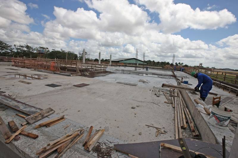 O Hospital Regional de Castanhal, referência para 21 municípios da região nordeste do estado, está com as obras em estágio avançado (foto). A informação foi dada por integrantes do governo do estado que visitaram as obras do hospital nesta quarta-feira, 20. "Será um grande e moderno hospital preparado para atendimentos de alta e média complexidades, muito bem equipado", disse o secretário de Saúde do Estado, Vitor Mateus, que acompanhou o governador durante a visita, ao lado do secretário estadual de Obras, Rui Klautau de Mendonça e do prefeito de Castanhal, Pedro Coelho, que aprovou o projeto. "Um dos nossos maiores problemas na área de saúde vai finalmente ter solução", disse o prefeito. "Muitas vezes, em casos graves, temos de deslocar os pacientes para Belém ou Paragominas, sob risco deles não suportarem a viagem. Com esse hospital, que vai ter inclusive tratamento oncológico, isso não será mais necessário" completou Pedro Coelho. 

FOTO: ANTÔNIO SILVA / AG. PARÁ
DATA: 20.06.2018
BELÉM - PARÁ <div class='credito_fotos'>Foto: Antônio Silva/Ag. Pará   |   <a href='/midias/2018/originais/1ea3acad-5448-4064-b2df-d2e2baaa4242.jpg' download><i class='fa-solid fa-download'></i> Download</a></div>