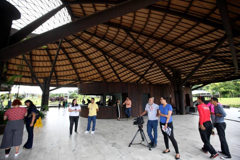 Jornalistas, influenciadores digitais e membros da sociedade civil organizada participaram, nesta quinta-feira (15), da visita guiada ao Parque Estadual do Utinga (Peut) que será inaugurado na sexta-feira (16), às 16h30. Os convidados foram recebidos pelo secretário estadual de Cultura, o arquiteto Paulo Chaves; pelo presidente do Ideflor-bio, Thiago Novaes; pelo gerente do Peut, Julio Meyer; pelo secretário de comunicação, Daniel Nardin e pelo representante da diretoria da Unidade de Conservação do Parque, Wendel Andrade. O evento começou às 9h com a apresentação das melhorias feitas no espaço durante as obras, dos serviços que funcionarão no local e de algumas normas de utilização desse novo equipamento.
FOTO: SIDNEY OLIVEIRA / AG. PARÁ
DATA: 15.03.2018
BELÉM - PARÁ <div class='credito_fotos'>Foto: Sidney Oliveira/Ag. Pará | <a href='/midias/2018/originais/1eb15f41-7a29-481a-a8a1-52b7e2bd3fd2.jpg' download><i class='fa-solid fa-download'></i> Download</a></div>