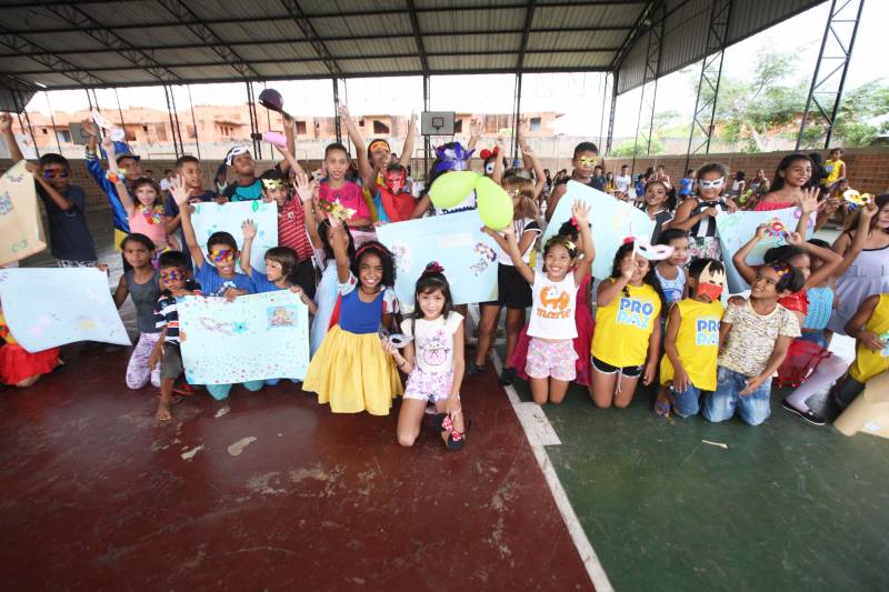 A programação do Carnapaz, projeto que ofereceu conhecimento sobre a cultura do Carnaval e orientações sobre segurança para crianças, adolescente e seus responsáveis, foi encerrada nesta sexta-feira (09) nas comunidades dos Polos Pro Paz nos Bairros (PPB) e Unidades Integradas Pro Paz (UIPPs) da Região Metropolitana de Belém. O Carnapaz contou com a participação do Grupo Caminhos, da Fundação Pro Paz, que se apresentou no Polo UFPA (Universidade Federal do Pará), e a exposição de cartazes produzidos pelos alunos. Ainda na UFPA os alunos fizeram a festa na quadra com o “bloquinho da paz”.

FOTO: CARLOS SODRÉ / AG PARÁ
DATA: 10.02.2018
BELÉM - PARÁ <div class='credito_fotos'>Foto: Carlos Sodré /Ag. Pa   |   <a href='/midias/2018/originais/1eb43bce-e2f6-4574-9f41-b139a483801c.jpg' download><i class='fa-solid fa-download'></i> Download</a></div>