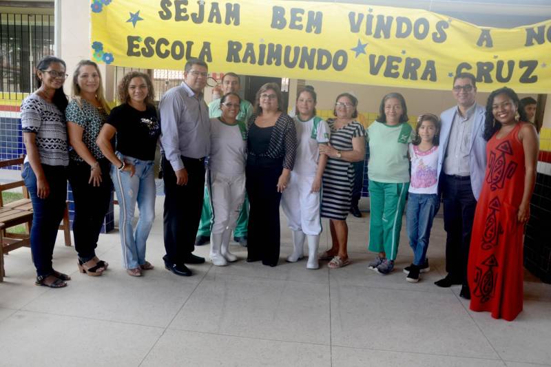 A Escola de Ensino Fundamental e Médio Raimundo Vera Cruz, localizada às margens da BR-316, no município de Ananindeua (Região Metropolitana de Belém), recebeu nesta quarta-feira (19) alunos, coordenadores, professores e toda a equipe responsável pela obra de reforma, e agora integra o grupo de mais 11 estabelecimentos de ensino entregues somente em dezembro no Pará. O prédio tem vários anexos, e todos passaram por total reestruturação. Com 12 salas de aula, a escola dispõe ainda de laboratório de informática e laboratório multidisciplinar, além de sala de atendimento especializado, auditório, quadra poliesportiva e um amplo e climatizado refeitório. Tudo dentro dos padrões de acessibilidade.

FOTO: RAI PONTES / ASCOM SEDUC
DATA: 19.12.2018
ANANINDEUA - PARÁ <div class='credito_fotos'>Foto: Rai Pontes/Ascom Seduc   |   <a href='/midias/2018/originais/1eb49b9a-0d66-4a01-b157-db0b477c534c.jpg' download><i class='fa-solid fa-download'></i> Download</a></div>