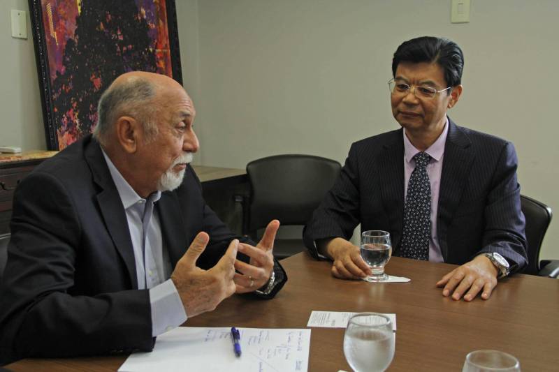 O presidente da China Brazil New Energy Environment International Investment (CBSteel), Zhang Shengsheng (e), declarou ao governador do Pará, Simão Jatene (d), e ao secretário estadual de Desenvolvimento Econômico, Adnan Demachki, em reunião no Palácio do Governo, neste sábado, 24, que tem interesse em investir no Pará nas áreas de mineração, agronegócio e turismo. Shengsheng, liderou uma comitiva do Grupo CBSteel, que foi ao Palácio do Governo, em Belém, conversar com Jatene. O governador Simão Jatene disse que o Estado está disposto a negociar com a empresa, desde que a parceria resulte em vantagens socioeconômicas para a população paraense, sem deixar de ser lucrativa aos chineses. ''Queremos que nossos recursos ajudem a desenvolver o Brasil e até outros países, mas é vital que eles contribuam para melhorar a qualidade de vida do povo paraense; esse é o cerne de nossa política de desenvolvimento econômico'', informou o governador Jatene.
FOTO: RODOLFO OLIVEIRA / AG. PARÁ
DATA: 24.05.2018
BELÉM - PARÁ <div class='credito_fotos'>Foto: Rodolfo Oliveira/Ag. Pará | <a href='/midias/2018/originais/1ebff3f5-e822-4939-9faa-64f24c0d869f.jpg' download><i class='fa-solid fa-download'></i> Download</a></div>