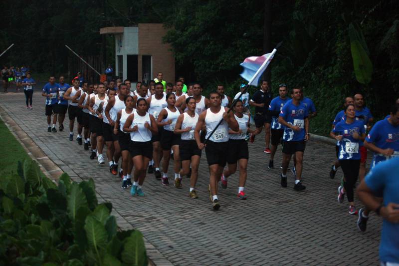 O recém-inaugurado Parque Estadual do Utinga foi o local escolhido para a 4ª edição da Corrida Tiradentes, promovida pela Polícia Militar na manhã deste domingo, 22. No ano em que celebra 200 anos de criação, a PM contou com mais de 750 competidores na prova que iniciou às 6 horas da manhã com um percurso total de 8 Km. Em apenas 4 anos de existência, a Corrida Tiradentes já ganhou a simpatia de muitos atletas profissionais e amadores. Eduardo Costa, de 26 anos é um deles. O competidor alcançou o 1º lugar geral da corrida com menos de 30 minutos de prova e conta que não esperava um resultado tão positivo.
FOTO: CARLOS SODRÉ / AG. PARÁ
DATA: 22.04.2018
BELÉM - PARÁ <div class='credito_fotos'>Foto: Carlos Sodré/Agência Pará | <a href='/midias/2018/originais/1ec8f1ae-efbf-4624-9a09-9e3b5dc86a77.jpg' download><i class='fa-solid fa-download'></i> Download</a></div>