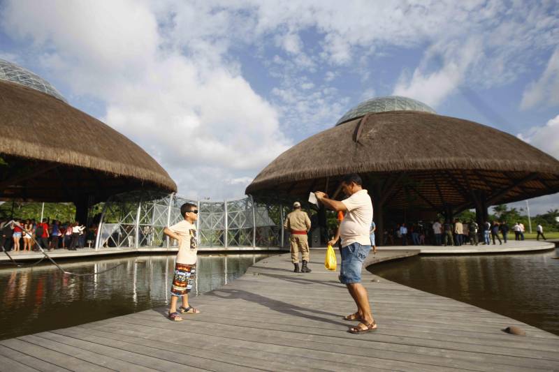 O Parque Estadual do Utinga (PEUt) o mais importante espaço de preservação e estudo da biodiversidade dentro da Região Metropolitana de Belém será reaberto à população a partir desta sexta,16, a partir das 16h30, com apresentações artísticas, com o Boi Veludinho, crianças do Pro Paz e a premiada Orquestra Sinfônica do Theatro da Paz. A apresentação será em um espaço ao ar livre e não será necessária a retirada de ingressos, por esse motivo, a recomendação é que o público chegue cedo, porque a entrada será fechada quando o espaço estiver lotado.
FOTO: THIAGO GOMES / AG PARÁ
DATA: 16.03.2018
BELÉM - PARÁ <div class='credito_fotos'>Foto: Thiago Gomes /Ag. Pará | <a href='/midias/2018/originais/1ecb370b-7c04-45ec-9c07-63c950d15ff2.jpg' download><i class='fa-solid fa-download'></i> Download</a></div>