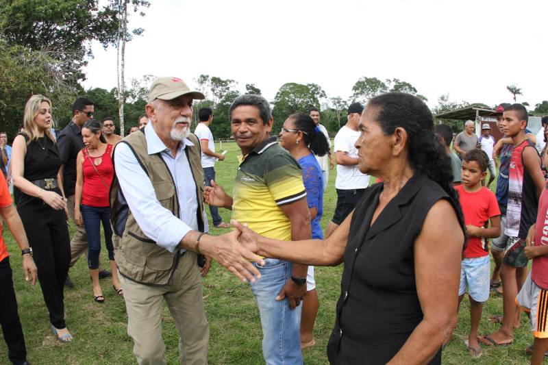 Cento e dezoito famílias da comunidade quilombola do Caeté, no município de Abaetetuba, no nordeste do Estado, foram beneficiadas com um título coletivo de terra. Com o documento, o Governo do Estado, por meio do Instituto de Terras do Pará (Iterpa), reconhece o direito de uma população que há décadas ocupa e trabalha na área. A cerimônia de entrega ocorreu na manhã deste sábado (24), no Centro Comunitário, e contou com a participação do governador Simão Jatene. A área titulada corresponde a cerca de 1.400 hectares. Agora, devidamente respaldadas, as famílias poderão ter acesso a empréstimos, políticas públicas, entre outros benefícios que possibilitam o desenvolvimento da sua produção e a continuidade de suas tradições. “Com o documento de terra a comunidade passa a ter segurança jurídica e acesso a créditos, financiamentos e outros benefícios que antes não lhes era permitido. Além disso, agora eles poderão produzir com mais segurança, mantendo a terra entre as futuras gerações”, afirmou o governador Simão Jatene.
FOTO: CRISTINO MARTINS / AG. PARÁ
DATA: 24.03.2018
ABAETETUBA - PARÁ
<div class='credito_fotos'>Foto: Cristino Martins/Ag. Pará | <a href='/midias/2018/originais/1eccdb81-fe3e-490c-9428-004908830a34.jpg' download><i class='fa-solid fa-download'></i> Download</a></div>