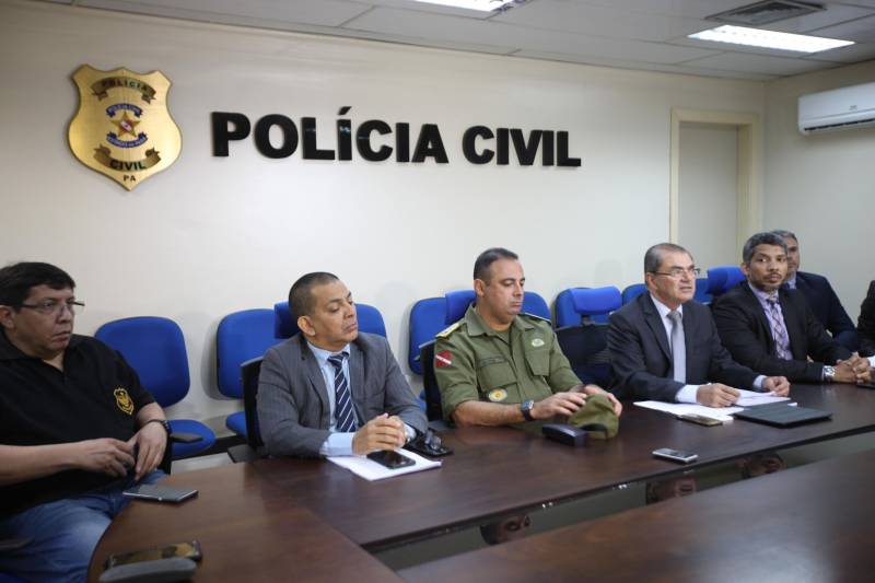 Um total de seis equipes da Divisão de Homicídios do Pará, vinculada à Polícia Civil, estão em atuação nas investigações sobre as mortes e tentativas de homicídios ocorridas no Tapanã, na noite de 29/10. No total, 11 inquéritos foram instaurados nas investigações. Os primeiros levantamentos sobre os crimes foram realizados ainda nea segunda-feira (30), nas áreas dos crimes. Nos próximos dias, novos depoimentos serão coletados e a Polícia Civil deve dar novas informações sobre o andamento das investigações, segundo afirmaram os dirigentes da segurança durante entrevista coletiva com os representantes do Sistema de Segurança Pública do Estado do Pará, na manhã desta terça-feira, 30, na sede da Delegacia Geral. Participaram da coletiva de imprensa (foto) o titular da Secretaria de Estado de Segurança Pública (Segup), Luiz Fernandes, o Delegado-Geral do Estado, Claudio Galeno e o Comandante Geral da Polícia Militar, Hilton Benigno, entre outros.
FOTO: RODOLFO OLIVEIRA / AG. PARÁ
DATA: 30.10.2018
BELÉM - PARÁ <div class='credito_fotos'>Foto: Rodolfo Oliveira/Ag. Pará | <a href='/midias/2018/originais/1edd218a-8ce6-44b3-919b-bda115acdbc4.jpg' download><i class='fa-solid fa-download'></i> Download</a></div>