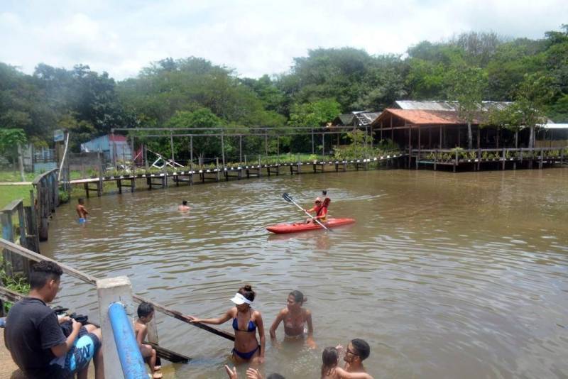 Quarenta e um municípios e 56 balneários receberam o efetivo do Corpo de Bombeiros Militar do Pará (CBMPA) no feriado prolongado. Mais de 400 militares estiveram trabalhando para manter a segurança durante a “Operação Semana Santa”, oferecendo ao público atendimentos básicos, serviços de prevenção balneária (guarda-vidas e operação nas rodovias), atendimento pré-hospitalar, serviços de resgate e combate a incêndio. A corporação registrou baixo fluxo de banhistas neste domingo de Páscoa nas praias da Ilha de Mosqueiro. A praia do Paraíso, que costuma receber um público familiar, teve uma movimentação tranquila. “Não houve nenhuma ocorrência, somente orientações aos banhistas”, explicou o sargento Lobo, que estava coordenando a equipe de guarda-vidas no local. Na foto, movimentação de banhistas no balneário de Caraparu.
FOTO: ASCOM / CBMPA
DATA: 01.04.2018
SANTA IZABEL - PARÁ <div class='credito_fotos'>Foto: Ascom CBMPA | <a href='/midias/2018/originais/1eed5941-4a1c-4b6f-965d-af264d5cece7.jpg' download><i class='fa-solid fa-download'></i> Download</a></div>