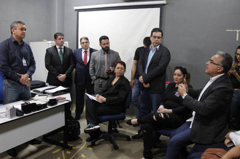 O Centro de Recuperação Penitenciário do Pará III (CRPPIII), localizado no Complexo Penitenciário de Santa Izabel, recebeu na manhã desta segunda-feira (16), a visita da Comissão de Direitos Humanos e Minorias da Câmara Federal, representada pelo deputado federal Edmilson Rodrigues, do PSOL (falando), além de representantes da Defensoria Pública do Pará, da Ordem dos Advogados do Brasil Seção Pará (OAB-PA) e da Ouvidoria de Segurança Pública do Estado.
FOTO: AKIRA ONUMA / ASCOM SUSIPE
DATA: 16.04.2018
SANTA IZABEL DO PARÁ - PARÁ <div class='credito_fotos'>Foto: Akira Onuma / Ascom Susipe | <a href='/midias/2018/originais/1ef4cea2-8402-446e-8ced-f6186156e891.jpg' download><i class='fa-solid fa-download'></i> Download</a></div>