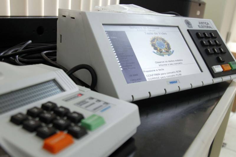 Mais de 6 mil presos provisórios custodiados pela Superintendência do Sistema Penitenciário do Estado (Susipe) poderão votar nas eleições deste ano para eleger presidente, governadores, senadores, deputados estaduais e federais. O primeiro turno será no dia 7 de outubro. O Tribunal Regional Eleitoral (TRE) do Pará já começou a fazer o levantamento de quais unidades prisionais poderão realizar o pleito. De acordo com o artigo 15, inciso III, da Constituição Federal, têm direito ao voto presos provisórios e adolescentes internados, por não terem os direitos políticos suspensos. Pela Resolução nº 23.461/2015, os juízes eleitorais, sob a coordenação do TRE de cada Estado, devem criar seções eleitorais especiais para garantir a esses eleitores o direito ao voto ou a justificativa. Na foto, urna eletrônica.
FOTO: AKIRA ONUMA / ASCOM SUSIPE
DATA: 26.03.2018
BELÉM - PARÁ <div class='credito_fotos'>Foto: Akira Onuma / Ascom Susipe | <a href='/midias/2018/originais/1ef5e87d-3bda-4811-aa99-3ff602bf21d4.jpg' download><i class='fa-solid fa-download'></i> Download</a></div>