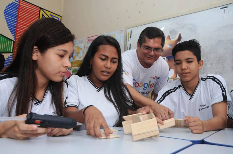 Que tal assistir uma aula sobre a tabela periódica de elementos químicos em que se pode conferir virtualmente a presença deles em objetos e situações do dia a dia? Aliar o uso da tecnologia no processo de aprendizado tornou-se realidade para 42 estudantes do 1º ano do Ensino Médio/Tempo Integral da Escola Estadual Dr. Ulysses Guimarães, no centro de Belém, nesta sexta-feira (23) com a implantação pela Secretaria de Estado de Educação (Seduc) do programa Sedutec. A aula de química inaugurou, na rede estadual de ensino, o Sedutec - programa de aplicação das ferramentas e serviços da plataforma digital Google for Education.
FOTO: ELISEU DIAS / ASCOM SEDUC
DATA: 24.03.2018
BELÉM - PARÁ <div class='credito_fotos'>Foto: Eliseu Dias / Ascom Seduc | <a href='/midias/2018/originais/1efd5157-242f-4c8c-ae37-4d0a24d55ab6.jpg' download><i class='fa-solid fa-download'></i> Download</a></div>