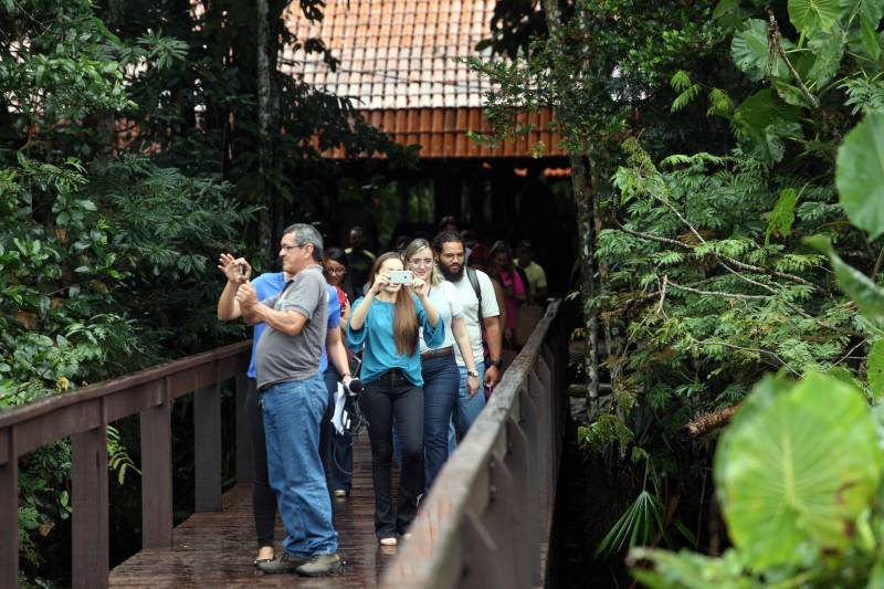 Jornalistas, influenciadores digitais e membros da sociedade civil organizada participaram, nesta quinta-feira (15), da visita guiada ao Parque Estadual do Utinga (Peut) que será inaugurado na sexta-feira (16), às 16h30. Os convidados foram recebidos pelo secretário estadual de Cultura, o arquiteto Paulo Chaves; pelo presidente do Ideflor-bio, Thiago Novaes; pelo gerente do Peut, Julio Meyer; pelo secretário de comunicação, Daniel Nardin e pelo representante da diretoria da Unidade de Conservação do Parque, Wendel Andrade. O evento começou às 9h com a apresentação das melhorias feitas no espaço durante as obras, dos serviços que funcionarão no local e de algumas normas de utilização desse novo equipamento.
FOTO: SIDNEY OLIVEIRA / AG. PARÁ
DATA: 15.03.2018
BELÉM - PARÁ <div class='credito_fotos'>Foto: Sidney Oliveira/Ag. Pará | <a href='/midias/2018/originais/1f01a1a5-a3d9-42dd-a5e8-f3f9e4ba9773.jpg' download><i class='fa-solid fa-download'></i> Download</a></div>