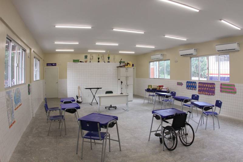 Um painel, no pátio da Escola Estadual de Ensino Médio Ruth Guimarães Ferreira, no distrito de Murinim, em Benevides, mostra 16 alunos da unidade aprovados nos últimos vestibulares. Desses, 12 irão estudar na Universidade Federal do Pará (UFPA). São os primeiros resultados de um processo que começou há nove meses, quando a escola entrou em reforma e ampliação. A nova “Ruth Guimarães Ferreira” foi entregue oficialmente nesta segunda-feira, 26, pelo governador Simão Jatene. Reformada e ampliada, a escola tem agora seis salas de aula; quatro laboratórios (multiuso, multidisciplinar, informática e de leitura); cozinha; refeitório e dispensa; quadra poliesportiva, vestiários feminino e masculino; área de convivência; sala para Atendimento Educacional Especializado (AEE) e acessos para pessoas com deficiência. Espaços de sobra para seus 892 alunos, distribuídos em três turnos do Ensino Médio. A obra custou R$ 2,446 milhões.
FOTO: CRISTINO MARTINS / AG. PARÁ
DATA: 26.03.2018
BENEVIDES - PARÁ <div class='credito_fotos'>Foto: Cristino Martins/Ag. Pará | <a href='/midias/2018/originais/1f056b0e-9330-49d8-97f3-523384a04c25.jpg' download><i class='fa-solid fa-download'></i> Download</a></div>