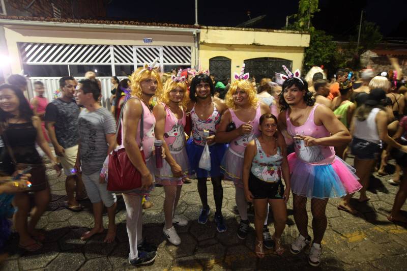 O professor Júlio Leal Gomes é natural de Vigia de Nazaré, no nordeste paraense, terra conhecida pela hospitalidade, principalmente em época festiva. Mantendo a tradição, no Carnaval Júlio e seus irmãos abrem a casa da família para amigos e outros parentes. Neste ano, o imóvel de quatro cômodos abrigou mais de 50 pessoas. Vigia tem um dos maiores e mais tradicionais carnavais do Pará. Nesta época do ano, a população do município, de 51.173 habitantes (Censo/IBGE), triplica com a chegada de brincantes oriundos de todo o Brasil, e os vigienses – igual coração de mãe - acolhem essa multidão. A estimativa é a cidade receber mais de 300 mil pessoas neste Carnaval.
FOTO: IGOR BRANDÃO / AG PARÁ
DATA: 13.02.2018
VIGIA - PARÁ <div class='credito_fotos'>Foto: IGOR BRANDÃO / AG. PARÁ | <a href='/midias/2018/originais/1f140f50-34d0-4798-8a88-2dbffa2920ec.jpg' download><i class='fa-solid fa-download'></i> Download</a></div>