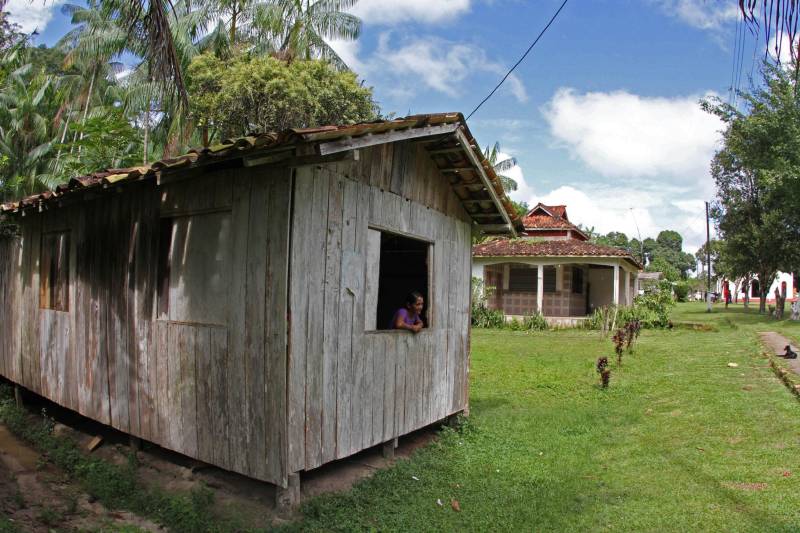 Cento e dezoito famílias da comunidade quilombola do Caeté (foto), no município de Abaetetuba, no nordeste do Estado, foram beneficiadas com um título coletivo de terra. Com o documento, o Governo do Estado, por meio do Instituto de Terras do Pará (Iterpa), reconhece o direito de uma população que há décadas ocupa e trabalha na área. A cerimônia de entrega ocorreu na manhã deste sábado (24), no Centro Comunitário, e contou com a participação do governador Simão Jatene. A área titulada corresponde a cerca de 1.400 hectares. Agora, devidamente respaldadas, as famílias poderão ter acesso a empréstimos, políticas públicas, entre outros benefícios que possibilitam o desenvolvimento da sua produção e a continuidade de suas tradições. “Com o documento de terra a comunidade passa a ter segurança jurídica e acesso a créditos, financiamentos e outros benefícios que antes não lhes era permitido. Além disso, agora eles poderão produzir com mais segurança, mantendo a terra entre as futuras gerações”, afirmou o governador Simão Jatene.
FOTO: CRISTINO MARTINS / AG. PARÁ
DATA: 24.03.2018
ABAETETUBA - PARÁ
<div class='credito_fotos'>Foto: Cristino Martins/Ag. Pará | <a href='/midias/2018/originais/1f1da4a2-33c9-4312-a26b-7b2770949a89.jpg' download><i class='fa-solid fa-download'></i> Download</a></div>