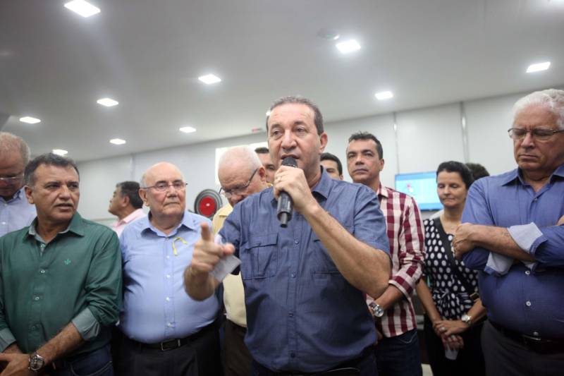 “Fiz questão de trazer minha filha para seu primeiro exercício de cidadania que é ter uma carteira de identidade, ainda mais em um local como este, que permite resolvermos várias pendências com mais conforto e praticidade”, comemorou o senhor Genival de Oliveira, 40 anos, pai da pequena Gabrielle, 8 anos. A família de seu Genival é uma das milhares que serão beneficiadas no município de Parauapebas, no sudeste paraense, com orientações e serviços de diversos órgãos estaduais em um único local: a Estação Cidadania. O espaço, localizado no Shopping Karajás, foi entregue oficialmente à população na manhã deste sábado (19). A cerimônia contou com a presença de secretários de Estado, parlamentares, entre outras autoridades locais. Esta é a segunda Estação Cidadania da região. A primeira é a de Marabá. Na foto, o presidente da Assembleia Legislativa do Estado (Alepa), Márcio Miranda.
FOTO: THIAGO GOMES / AG. PARÁ
DATA: 19.05.2018
PARAUAPEBAS - PARÁ <div class='credito_fotos'>Foto: Thiago Gomes /Ag. Pará | <a href='/midias/2018/originais/1f275a73-b80a-4b8a-afbd-7e03d79d8cb5.jpg' download><i class='fa-solid fa-download'></i> Download</a></div>