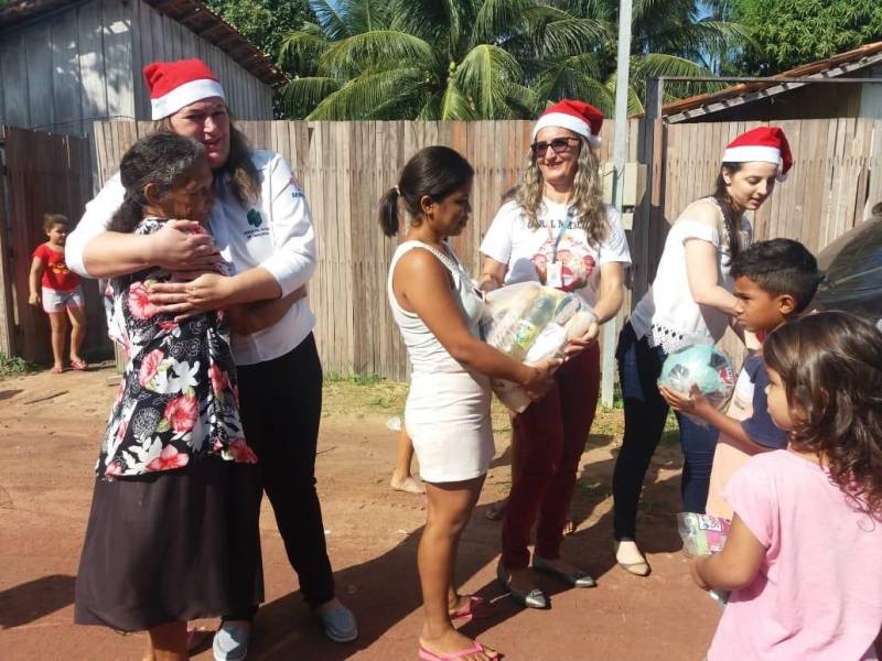 O Grupo de Trabalho de Humanização (GTH) do Hospital Geral de Tailândia (HGT) encerrou mais uma edição da campanha “Doe brinquedo e faça uma criança feliz”, com distribuição de brinquedos novos para crianças internadas e em atendimento no hospital, antecipando o Natal dessas famílias também com entrega de cestas natalinas. Os donativos foram arrecadados entre os colaboradores e comerciantes da cidade. As ações de Natal foram realizadas ao longo do mês de dezembro. Entre elas, a colaboração ao Projeto ‘Padrinho Solidário’, que atende cartas com pedidos de presentes de Natal feito por 70 alunos (foto) da Escola José Alfredo de Souza, localizada no bairro de Fátima. Houve ainda apresentação de peça teatral e muitas brincadeiras.

FOTO: ASCOM / HGT TAILÂNDIA
DATA: 24.12.2018
TAILÂNDIA - PARÁ <div class='credito_fotos'>Foto: ASCOM HGT TAILÂNDIA   |   <a href='/midias/2018/originais/1f285475-1c5a-4774-89ca-df236f6ba989.jpg' download><i class='fa-solid fa-download'></i> Download</a></div>