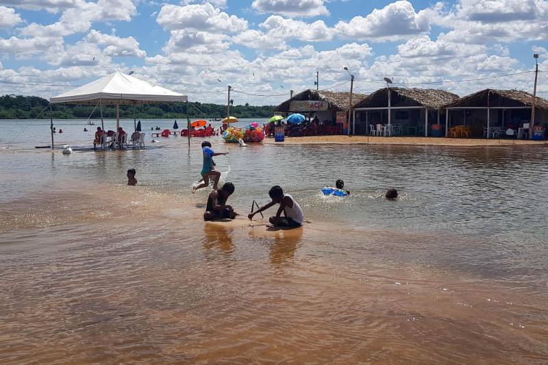 A 100 quilômetros de Marabá, a cidade de Palestina do Pará se torna um recanto para os veranistas que procuram nas águas do Araguaia descanso, contemplação da natureza e diversão.
FOTO: ASCOM CRGSP
DATA: 08.07.2018
PALESTINA DO PARÁ - PARÁ <div class='credito_fotos'>Foto: ASCOM CRGSP | <a href='/midias/2018/originais/1f290dd3-5aa7-463f-a8b3-c666c359cb80.jpg' download><i class='fa-solid fa-download'></i> Download</a></div>