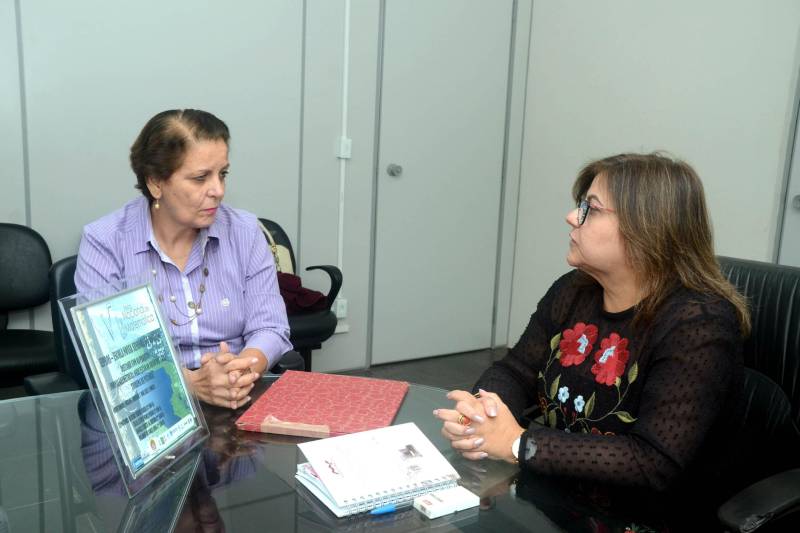 A secretária de Estado de Educação, Ana Claudia Serruya Hage, recebeu (foto) dos estudantes e educadores da Escola Estadual Nossa Senhora do Rosário, do município de Marituba, uma réplica do troféu conquistado pela escola na 6ª Feira Nacional de Matemática. A Feira ocorreu em Rio Branco, no Acre, no final de maio. A Escola Nossa Senhora do Rosário foi escola-destaque no evento com trabalhos confeccionados por quatro estudantes e dois professores.
FOTO: ELISEU DIAS / ASCOM SEDUC
DATA: 20.06.2018
BELÉM - PARÁ <div class='credito_fotos'>Foto: Eliseu Dias / Ascom Seduc | <a href='/midias/2018/originais/1f2a12ef-7d7f-4adb-b5a6-118e7a17c072.jpg' download><i class='fa-solid fa-download'></i> Download</a></div>