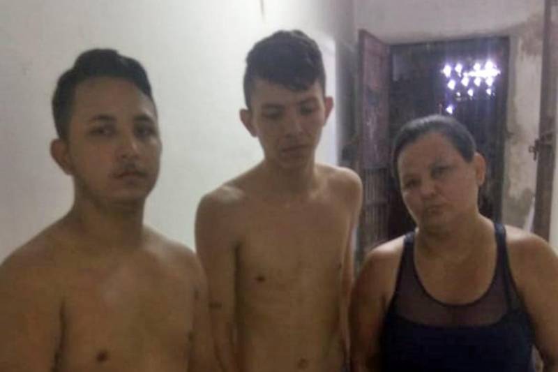 A Polícia Civil desarticulou, nesta sexta-feira (08), um ponto de trafico de drogas que funcionava como uma espécie de "laboratório de drogas" (foto), no bairro do Una, em Belém, e que era usado para abastecer o comércio de drogas ilegais, no bairro da Sacramenta, na capital paraense. No local, policiais civis da Seccional Urbana da Sacramenta, sob comando do delegado Alberto Henrique Barros, prenderam em flagrante Áurea da Silva Pacheco, Arley Adriano Pacheco Marinho e Jorge Alisson Pacheco Marinho, todos da mesma família e responsáveis pelo esquema de tráfico de entorpecentes no local. A equipe policial apreendeu grande quantidade de drogas e insumos usados no preparo das drogas para venda, como barrilha leve, bicarbonato e formol. As prisões em flagrante foram resultados de investigações realizadas pelos policiais civis da Seccional da Sacramenta.
FOTO: ASCOM / POLÍCIA CIVIL
DATA: 08.06.2018
BELÉM - PARÁ <div class='credito_fotos'>Foto: Ascom / Polícia Civil | <a href='/midias/2018/originais/1f2fed6a-2abb-42c8-ad60-431ad79c5c3d.jpg' download><i class='fa-solid fa-download'></i> Download</a></div>