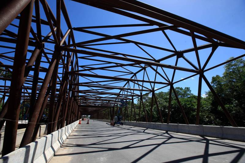 Com a chegada do verão, as obras de prolongamento da Avenida João Paulo II (foto) entram em ritmo acelerado. A partir do final desta semana, o número de operários envolvidos na obra, que hoje chega a 350, vai passar a ser de 600, o que garantirá maior celeridade na conclusão das obras, previstas para até o final de julho. “Faltam menos de 10% para que a gente conclua toda a obra. São detalhes de pavimentação nas vias de acesso, calçada, gradil, iluminação, o que a gente chama de acabamento. E nesse acabamento, incluímos também as passarelas, que são montadas fora e, a partir daí, são levadas para o canteiro de obra e colocadas em seus devidos lugares. As passarelas são importantes para segurança dos pedestres que vão precisar atravessar a João Paulo. Da mesma forma, a sinalização horizontal e vertical são fundamentais para circulação dos pedestres, motoristas, motociclistas e ciclistas por toda a avenida. A expectativa é que possamos entregar o mais breve possível o prolongamento da Avenida João Paulo II à população, de forma a garantir melhoria da qualidade de vida, saúde, lazer, mobilidade e mais segurança para quem mora nessa área”, informa o diretor geral do Núcleo de Gerenciamento de Transportes Metropolitano (NGTM), César Meira.

FOTO: MÁCIO FERREIRA / AG. PARÁ
DATA: 12.06.2018
BELÉM - PARÁ <div class='credito_fotos'>Foto: MÁCIO FERREIRA/ AG. PARÁ   |   <a href='/midias/2018/originais/1f3d0faf-4f3b-4629-b1d0-2e8950351fe8.jpg' download><i class='fa-solid fa-download'></i> Download</a></div>