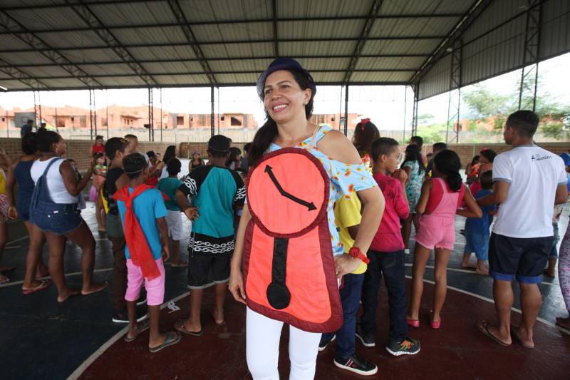 A programação do Carnapaz, projeto que ofereceu conhecimento sobre a cultura do Carnaval e orientações sobre segurança para crianças, adolescente e seus responsáveis, foi encerrada nesta sexta-feira (09) nas comunidades dos Polos Pro Paz nos Bairros (PPB) e Unidades Integradas Pro Paz (UIPPs) da Região Metropolitana de Belém. O Carnapaz contou com a participação do Grupo Caminhos, da Fundação Pro Paz, que se apresentou no Polo UFPA (Universidade Federal do Pará), e a exposição de cartazes produzidos pelos alunos. Ainda na UFPA os alunos fizeram a festa na quadra com o “bloquinho da paz”. Na foto, a coordenadora do Polo UFPA, Omaize Mendes da Cruz.

FOTO: CARLOS SODRÉ / AG PARÁ
DATA: 10.02.2018
BELÉM - PARÁ <div class='credito_fotos'>Foto: Carlos Sodré /Ag. Pa   |   <a href='/midias/2018/originais/1f51b194-acc8-4b5e-b318-4b25505754fb.jpg' download><i class='fa-solid fa-download'></i> Download</a></div>